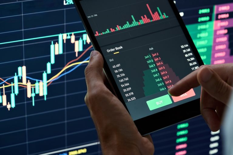 global-markets-tumble-as-trump's-tariffs-stir-economic-fears