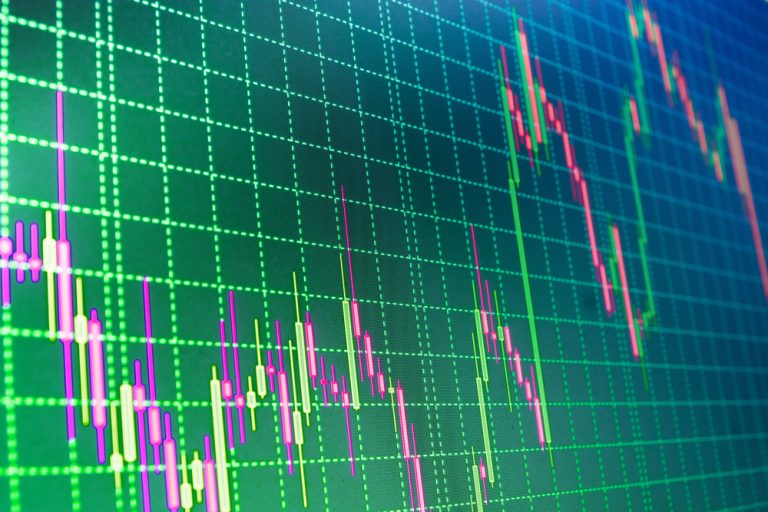 us-stocks-gain-despite-moody’s-downgrade-and-tariff-warnings