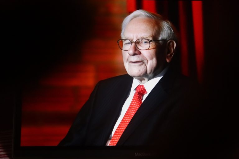 warren-buffett-to-step-down-as-berkshire-hathaway-ceo
