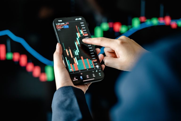 u.s.-stocks-fall-amid-trade-tensions-and-economic-concerns
