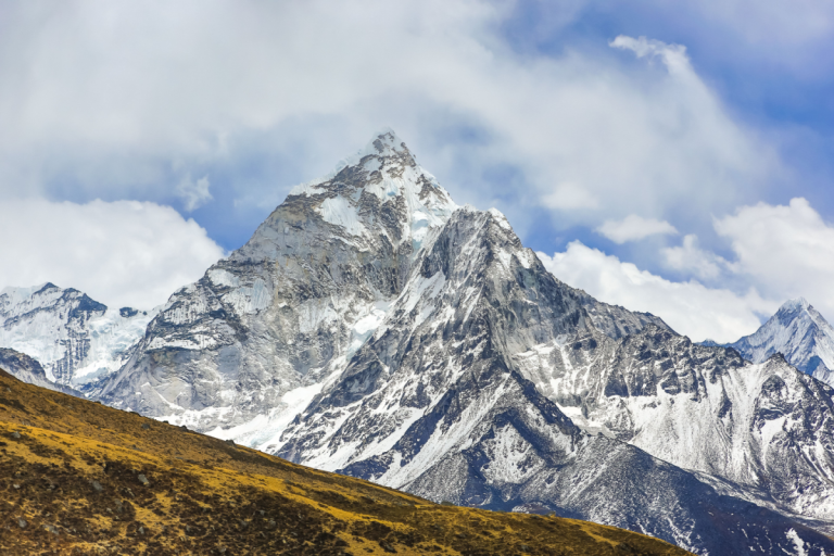 900-rescued-after-deadly-snowstorm-on-mount-everest