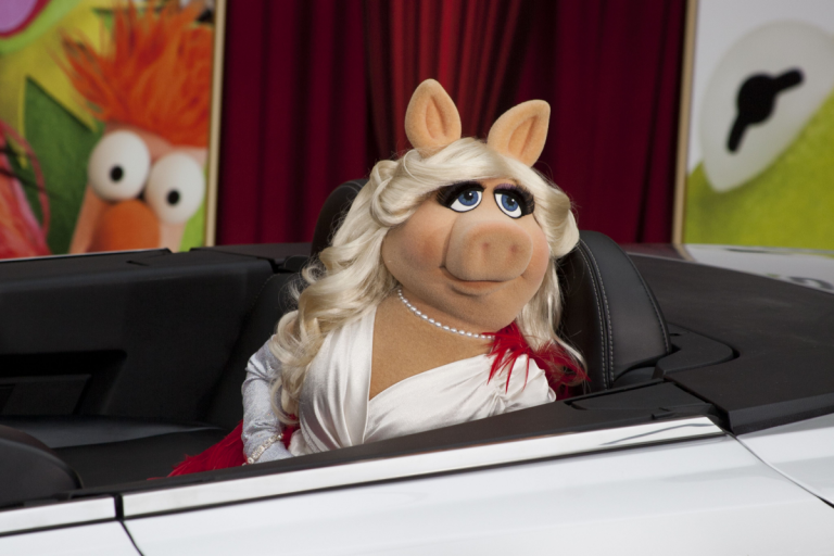 Jennifer Lawrence and Emma Stone to Produce Miss Piggy Movie jennifer-lawrence-and-emma-stone-to-produce-miss-piggy-movie